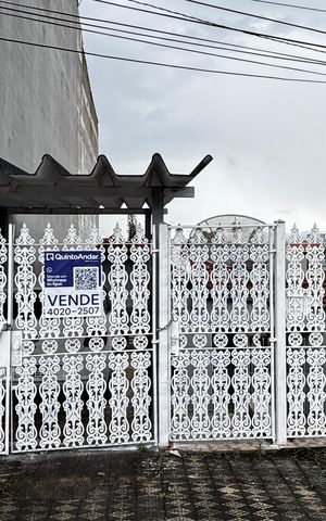 Casa à venda com 210m², 6 quartos e 1 vaga Casa à venda com 210m², 6 quartos e 1 vagaFachada