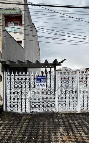 Casa à venda com 210m², 6 quartos e 1 vaga Casa à venda com 210m², 6 quartos e 1 vagaFachada