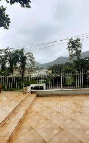 Casa à venda com 271m², 3 quartos e 4 vagas