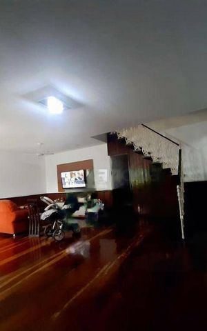 Casa à venda com 271m², 3 quartos e 4 vagas