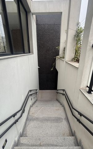 Apartamento à venda com 163m², 3 quartos e 3 vagas Apartamento à venda com 163m², 3 quartos e 3 vagasEscada