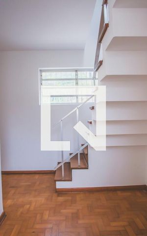 Casa para alugar com 233m², 3 quartos e 2 vagas Casa para alugar com 233m², 3 quartos e 2 vagasEscada