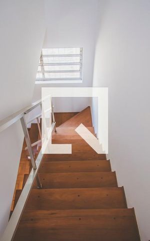 Casa para alugar com 233m², 3 quartos e 2 vagas Casa para alugar com 233m², 3 quartos e 2 vagasEscada