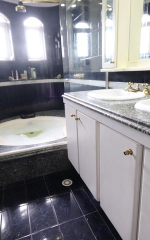 Casa à venda com 312m², 3 quartos e 3 vagasBanheiro da Suíte