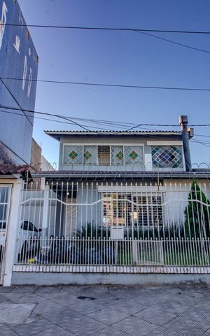 Casa à venda com 250m², 3 quartos e 3 vagas Casa à venda com 250m², 3 quartos e 3 vagasFachada