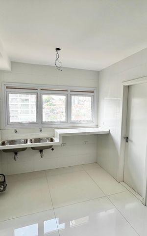 Apartamento à venda com 298m², 4 quartos e 5 vagas Apartamento à venda com 298m², 4 quartos e 5 vagasÁrea de Serviço