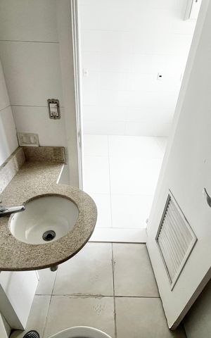 Apartamento à venda com 298m², 4 quartos e 5 vagas Apartamento à venda com 298m², 4 quartos e 5 vagasBanheiro de Serviço