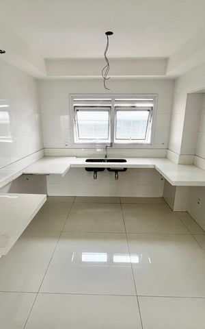 Apartamento à venda com 298m², 4 quartos e 5 vagas Apartamento à venda com 298m², 4 quartos e 5 vagasCozinha