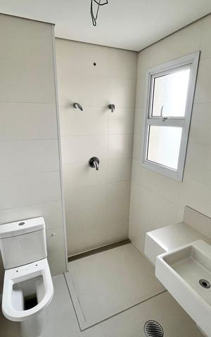 Apartamento à venda com 298m², 4 quartos e 5 vagas Apartamento à venda com 298m², 4 quartos e 5 vagasBanheiro da Suíte 3