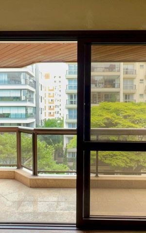 Apartamento à venda com 173m², 3 quartos e 3 vagas Apartamento à venda com 173m², 3 quartos e 3 vagasVaranda