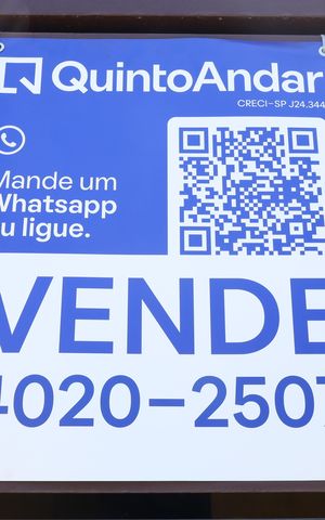 Casa à venda com 168m², 3 quartos e 2 vagasPlaca grande instalada no portão do imóvel - Código da placa VGEF-694