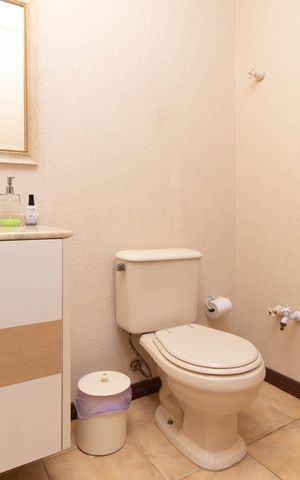 Casa de condomínio à venda com 340m², 3 quartos e 2 vagasLavabo