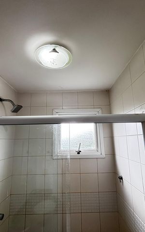 Casa de condomínio para alugar com 57m², 2 quartos e 1 vaga Casa de condomínio para alugar com 57m², 2 quartos e 1 vagaBanheiro da Suíte 1