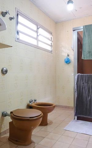 Casa à venda com 180m², 3 quartos e 2 vagasBanheiro da suíte