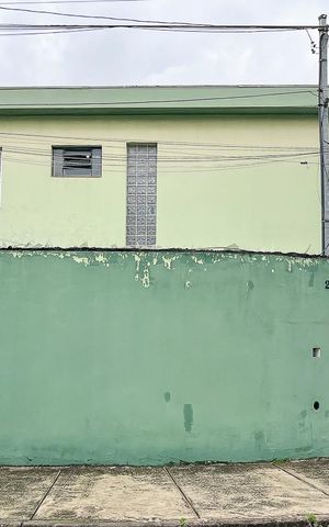 Casa para alugar com 122m², 2 quartos e 1 vagaFachada + plaquinha