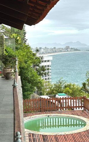 Casa à venda com 524m², 4 quartos e 3 vagas Casa à venda com 524m², 4 quartos e 3 vagasÁrea Externa