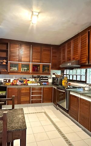 Casa à venda com 524m², 4 quartos e 3 vagas Casa à venda com 524m², 4 quartos e 3 vagasCozinha