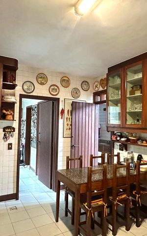 Casa à venda com 524m², 4 quartos e 3 vagas Casa à venda com 524m², 4 quartos e 3 vagasCozinha