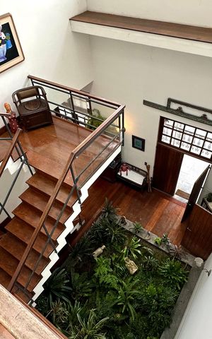 Casa à venda com 524m², 4 quartos e 3 vagas Casa à venda com 524m², 4 quartos e 3 vagasEscada
