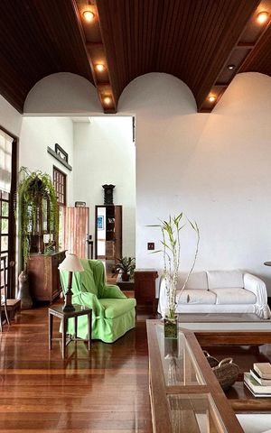 Casa à venda com 524m², 4 quartos e 3 vagas Casa à venda com 524m², 4 quartos e 3 vagasSala