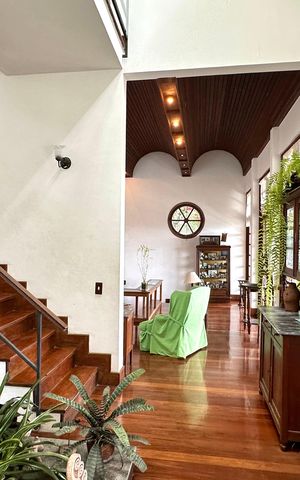 Casa à venda com 524m², 4 quartos e 3 vagas Casa à venda com 524m², 4 quartos e 3 vagasSala