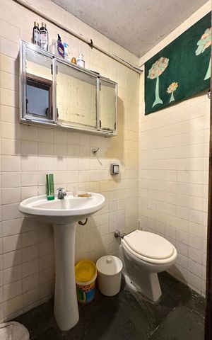 Casa à venda com 524m², 4 quartos e 3 vagas Casa à venda com 524m², 4 quartos e 3 vagasBanheiro de Serviço