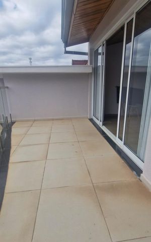 Casa de condomínio para alugar com 300m², 3 quartos e 4 vagas Casa de condomínio para alugar com 300m², 3 quartos e 4 vagasVaranda