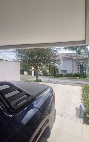 Casa de condomínio para alugar com 300m², 3 quartos e 4 vagas Casa de condomínio para alugar com 300m², 3 quartos e 4 vagasEntrada