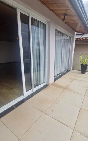 Casa de condomínio para alugar com 300m², 3 quartos e 4 vagas Casa de condomínio para alugar com 300m², 3 quartos e 4 vagasVaranda