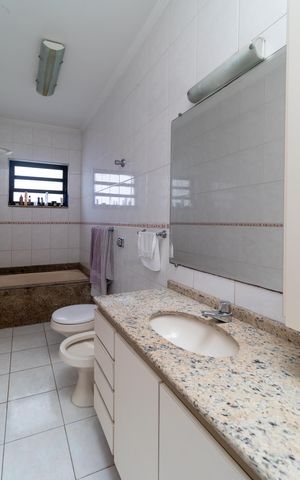 Casa à venda com 185m², 3 quartos e 2 vagas Casa à venda com 185m², 3 quartos e 2 vagasBanheiro Social
