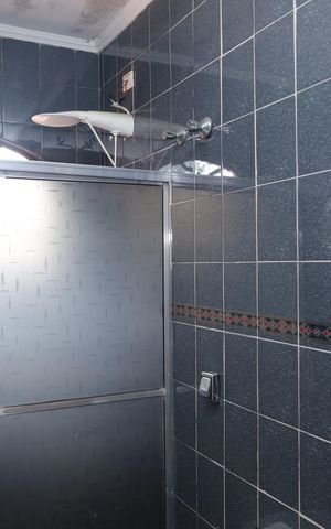 Casa à venda com 110m², 2 quartos e 2 vagasBanheiro 1