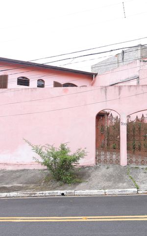Casa à venda com 110m², 2 quartos e 2 vagasFachada do imóvel - Placa instalada no portão - Código da placa: COXT-136