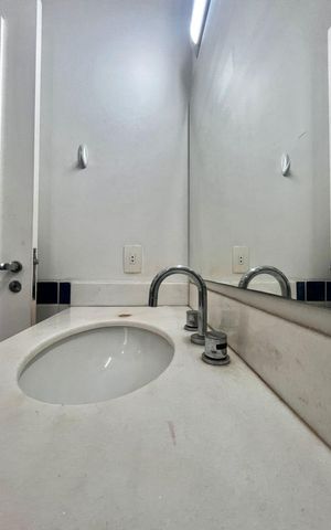 Apartamento à venda com 90m², 2 quartos e 2 vagas Apartamento à venda com 90m², 2 quartos e 2 vagasBanheiro da Suíte 1