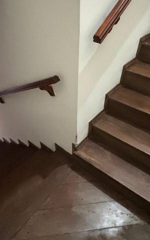 Casa para alugar com 249m², 4 quartos e 3 vagas Casa para alugar com 249m², 4 quartos e 3 vagasEscada
