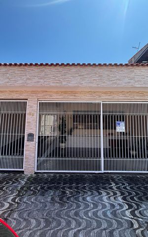 Casa para alugar com 249m², 4 quartos e 3 vagas Casa para alugar com 249m², 4 quartos e 3 vagasFachada