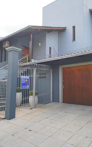 Casa à venda com 251m², 4 quartos e 4 vagasFachada