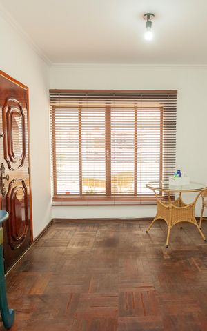 Casa à venda com 165m², 4 quartos e 2 vagasSala