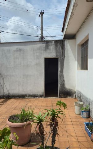 Casa à venda com 255m², 5 quartos e 5 vagasCasa 01 / Quintal da Frente 
