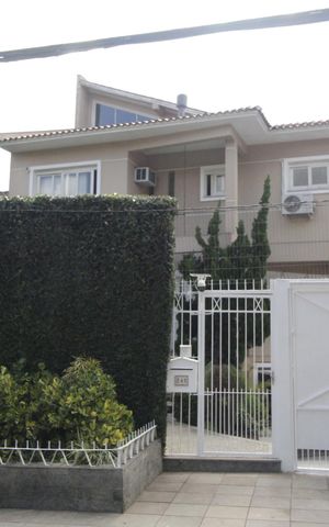 Casa à venda com 990m², 6 quartos e 8 vagasFachada