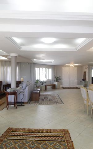 Casa à venda com 990m², 6 quartos e 8 vagasSala