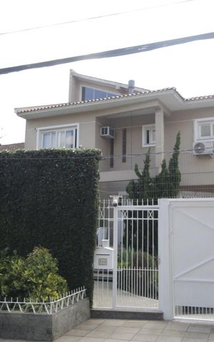 Casa à venda com 990m², 6 quartos e 8 vagasFachada