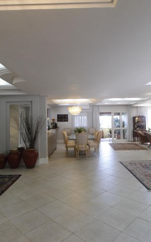 Casa à venda com 990m², 6 quartos e 8 vagasSala