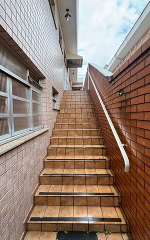 Casa para alugar com 375m², 3 quartos e 8 vagas Casa para alugar com 375m², 3 quartos e 8 vagasEscada