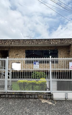 Casa para alugar com 375m², 3 quartos e 8 vagas Casa para alugar com 375m², 3 quartos e 8 vagasFachada