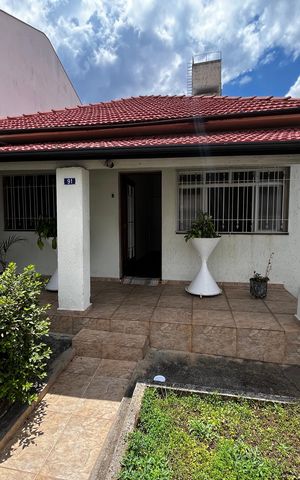 Casa à venda com 125m², 2 quartos e 1 vaga Casa à venda com 125m², 2 quartos e 1 vagaFachada