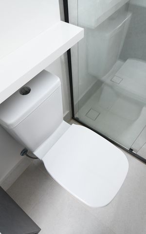 Casa de condomínio à venda com 158m², 3 quartos e 2 vagasBanheiro de serviço