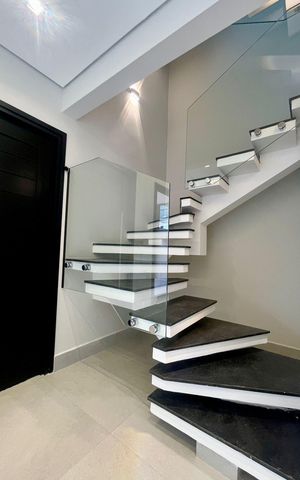 Casa de condomínio à venda com 158m², 3 quartos e 2 vagas Casa de condomínio à venda com 158m², 3 quartos e 2 vagasEscada