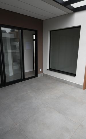 Casa de condomínio à venda com 158m², 3 quartos e 2 vagasVaranda
