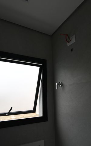 Casa de condomínio à venda com 158m², 3 quartos e 2 vagasBanheiro de serviço