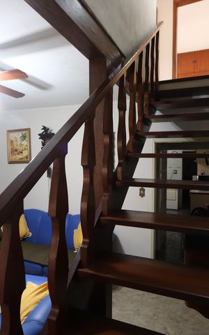 Casa à venda com 240m², 3 quartos e 2 vagasEscada de madeira